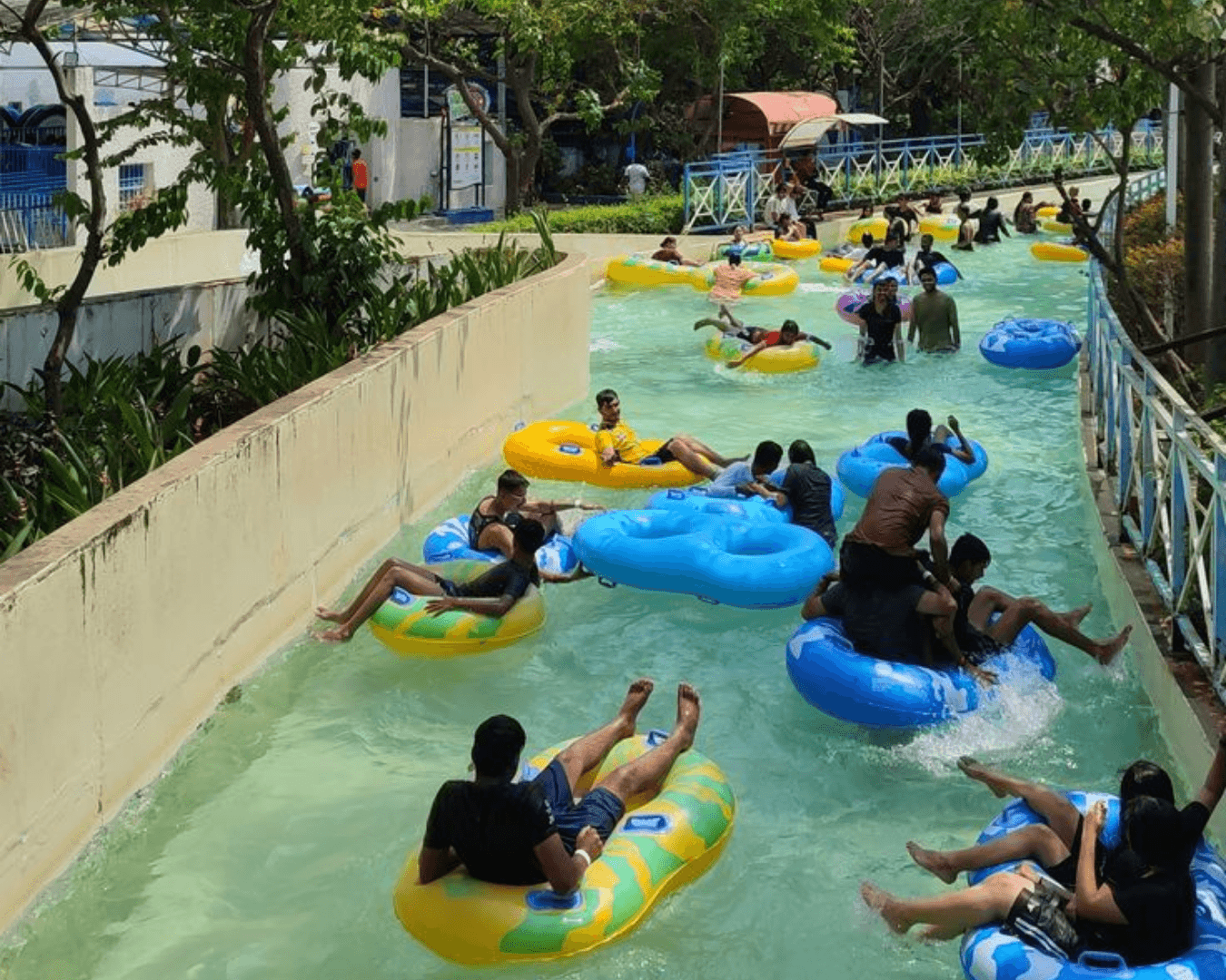 Water slide with splash